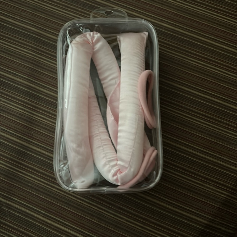 Heatless curler includes the headband, 2 ponytail holders and a storage case